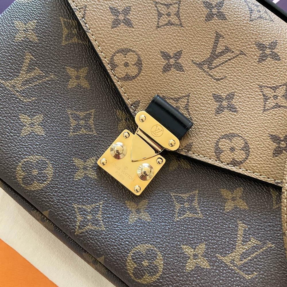 Sold Louis Vuitton Reverse Monogram Pouchette Métis - Picture 2 of 16